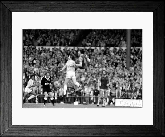 Framed Print : English Division 1. Crystal Palace 0 v. Aston Villa 1. September 1980 LF04-34-077 Framed Print : English Division 1. Crystal Palace 0 v. Aston Villa 1. September 1980 LF04-34-077