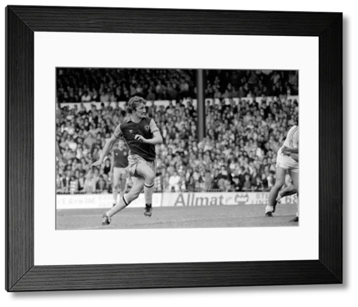 Framed Print : English Division 1. Crystal Palace 0 v. Aston Villa 1. September 1980 LF04-34-044 Framed Print : English Division 1. Crystal Palace 0 v. Aston Villa 1. September 1980 LF04-34-044