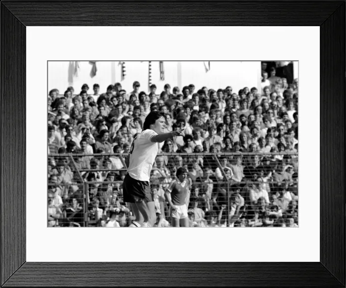 Framed Print : English First Division. Tottenham Hotspur 0 v. Manchester United 0