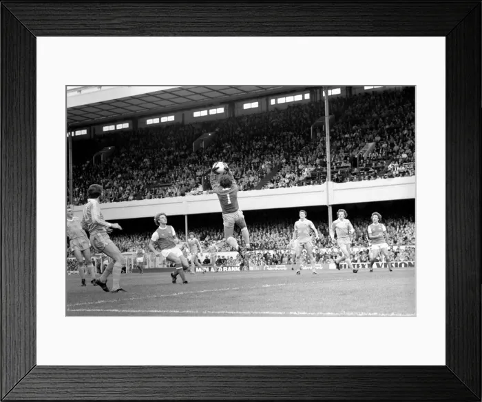 Framed Print : English Division 1. Arsenal 2 v. Stoke 0. September 1980 LF04-25-063 Framed Print : English Division 1. Arsenal 2 v. Stoke 0. September 1980 LF04-25-063