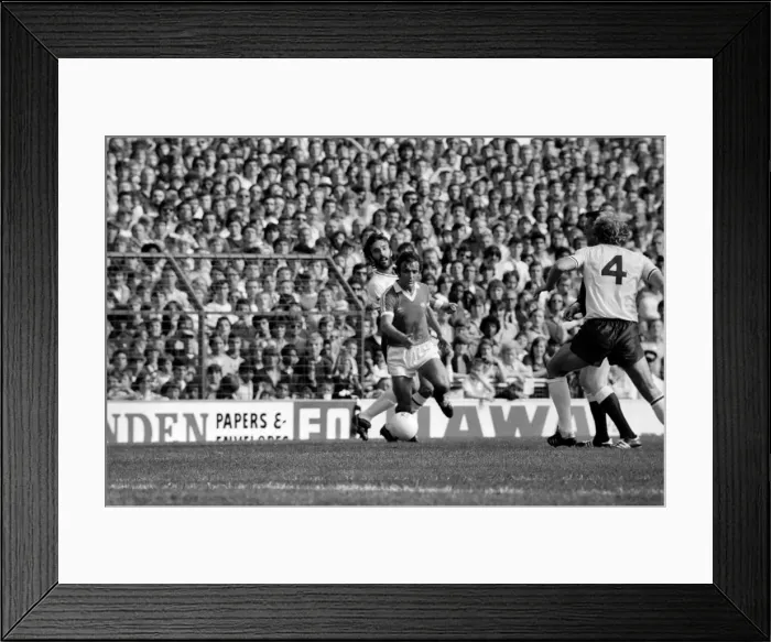 Framed Print : English First Division. Tottenham Hotspur 0 v. Manchester United 0 Framed Print : English First Division. Tottenham Hotspur 0 v. Manchester United 0