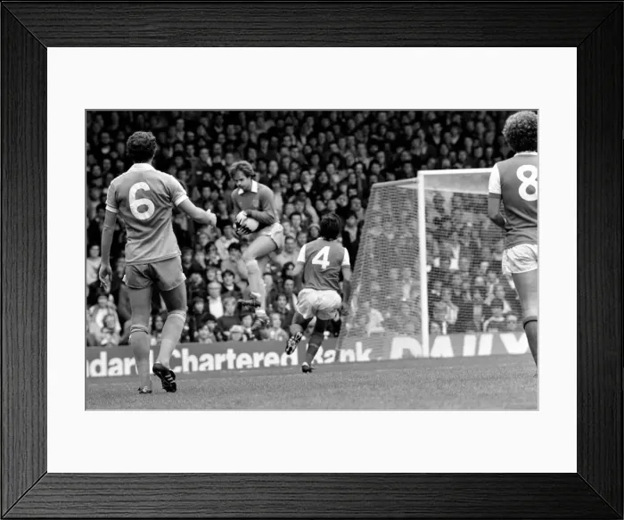 Framed Print : English Division 1. Arsenal 2 v. Stoke 0. September 1980 LF04-25-082 Framed Print : English Division 1. Arsenal 2 v. Stoke 0. September 1980 LF04-25-082