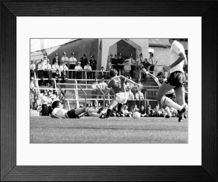 Framed Print : English First Division. Tottenham Hotspur 0 v. Manchester United 0