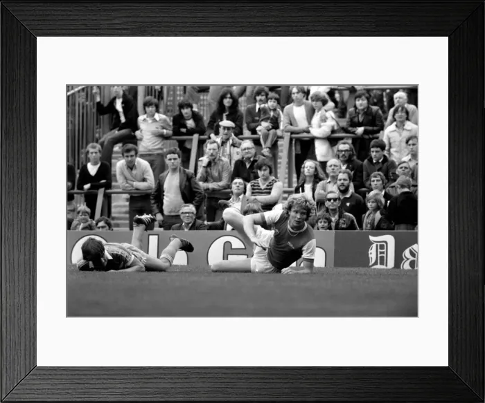 Framed Print : English Division 1. Arsenal 2 v. Stoke 0. September 1980 LF04-25-014 Framed Print : English Division 1. Arsenal 2 v. Stoke 0. September 1980 LF04-25-014