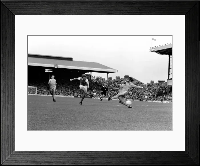 Framed Print : English Division 1. Arsenal 2 v. Stoke 0. September 1980 LF04-25-054 Framed Print : English Division 1. Arsenal 2 v. Stoke 0. September 1980 LF04-25-054
