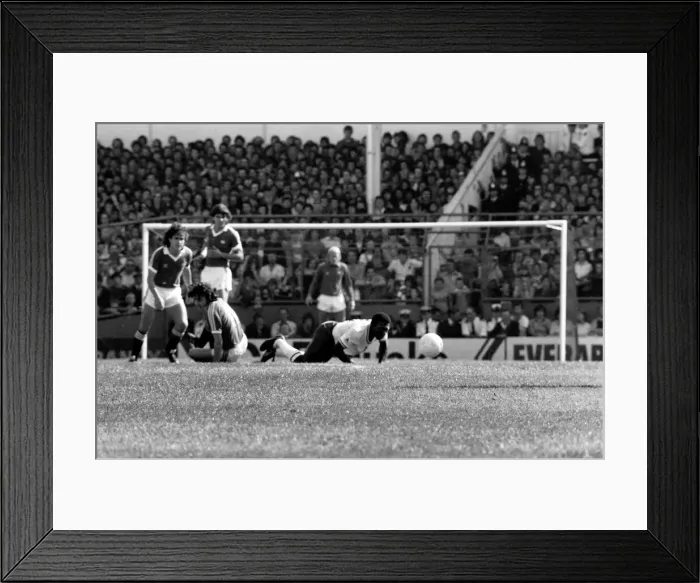Framed Print : English First Division. Tottenham Hotspur 0 v. Manchester United 0 Framed Print : English First Division. Tottenham Hotspur 0 v. Manchester United 0