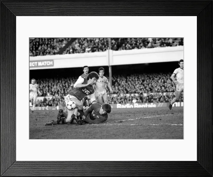 Framed Print : English FA Cup Fourth Round match at Highbury. Arsenal 1 v Leeds United 1 Framed Print : English FA Cup Fourth Round match at Highbury. Arsenal 1 v Leeds United 1