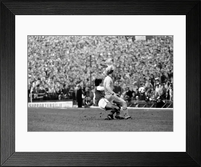 Framed Print : English FA Cup Fourth Round match at Highbury. Arsenal 1 v Leeds United 1