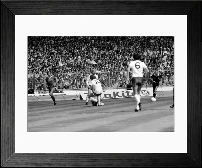 Framed Print : Charity Shield match at Wembley Stadium. Liverpool 1 v Tottenham Hotspur 0 Framed Print : Charity Shield match at Wembley Stadium. Liverpool 1 v Tottenham Hotspur 0