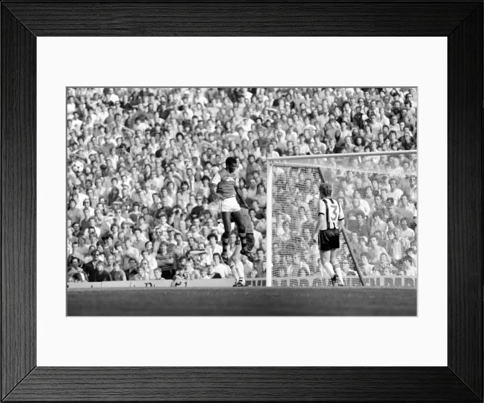 Framed Print : English League Division One match at Highbury. Arsenal 2 v Notts County 0 Framed Print : English League Division One match at Highbury. Arsenal 2 v Notts County 0