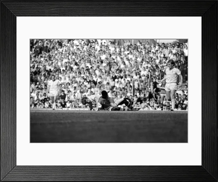 Framed Print : English League Division One match at Highbury. Arsenal 0 v Liverpool 2 Framed Print : English League Division One match at Highbury. Arsenal 0 v Liverpool 2