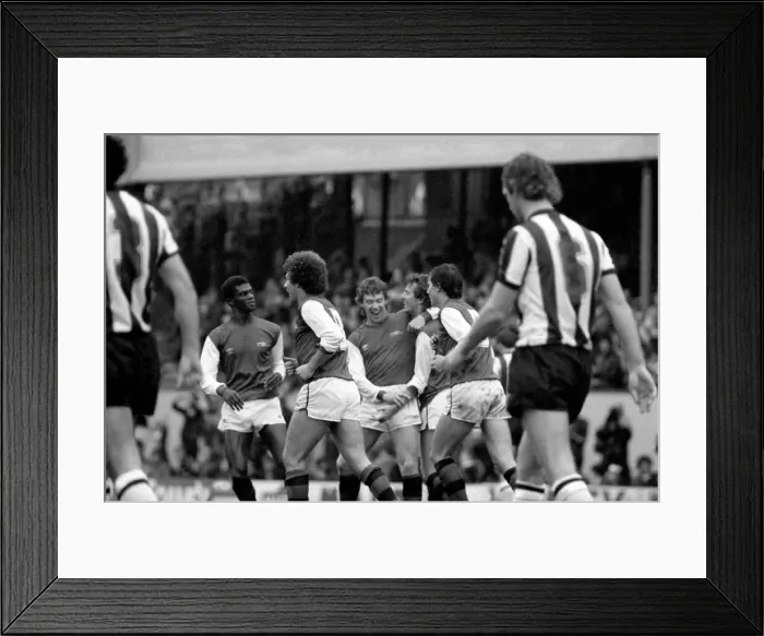 Framed Print : English League Division One match at Highbury. Arsenal 2 v West Bromwich Albion 0 Framed Print : English League Division One match at Highbury. Arsenal 2 v West Bromwich Albion 0