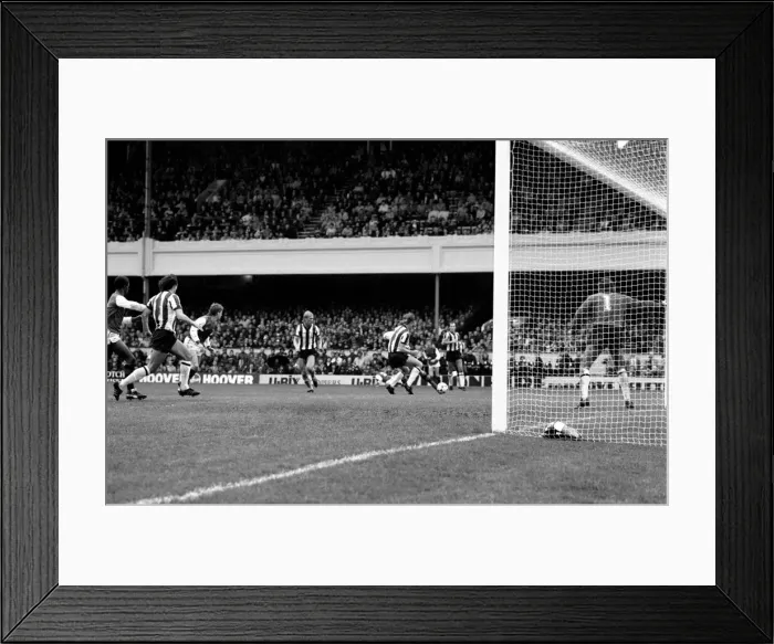 Framed Print : English League Division One match at Highbury. Arsenal 2 v West Bromwich Albion 0 Framed Print : English League Division One match at Highbury. Arsenal 2 v West Bromwich Albion 0
