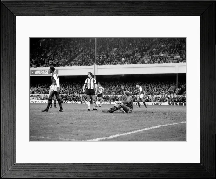 Framed Print : English League Division One match at Highbury. Arsenal 2 v West Bromwich Albion 0 Framed Print : English League Division One match at Highbury. Arsenal 2 v West Bromwich Albion 0