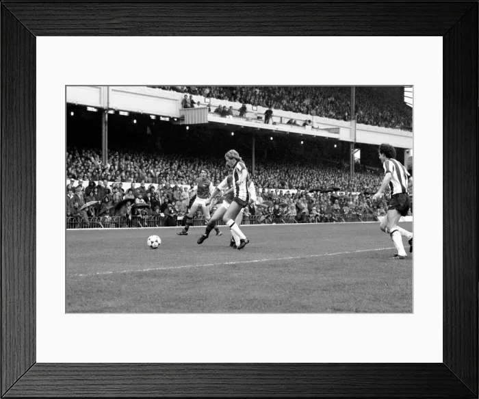 Framed Print : English League Division One match at Highbury. Arsenal 2 v West Bromwich Albion 0 Framed Print : English League Division One match at Highbury. Arsenal 2 v West Bromwich Albion 0