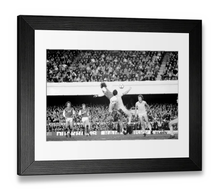 Framed Print : English FA Cup Fourth Round match at Highbury. Arsenal 1 v Leeds United 1 Framed Print : English FA Cup Fourth Round match at Highbury. Arsenal 1 v Leeds United 1