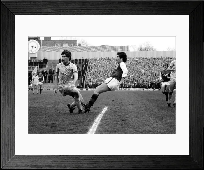 Framed Print : English FA Cup Fourth Round match at Highbury. Arsenal 1 v Leeds United 1 Framed Print : English FA Cup Fourth Round match at Highbury. Arsenal 1 v Leeds United 1