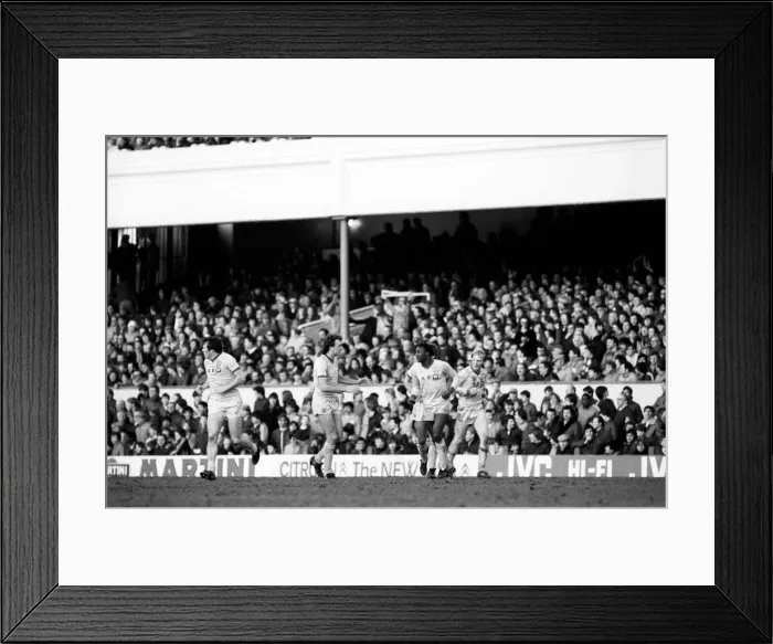 Framed Print : English FA Cup Fourth Round match at Highbury. Arsenal 1 v Leeds United 1 Framed Print : English FA Cup Fourth Round match at Highbury. Arsenal 1 v Leeds United 1