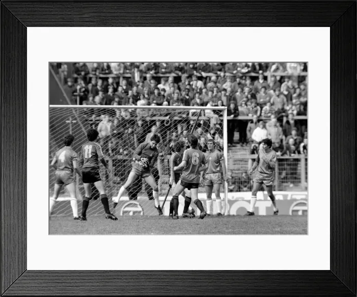 Framed Print : Division 2 football. Chelsea 2 v. QPR 1. April 1982 LF09-05-041