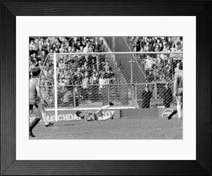 Framed Print : Division 2 football. Chelsea 2 v. QPR 1. April 1982 LF09-05-030 Framed Print : Division 2 football. Chelsea 2 v. QPR 1. April 1982 LF09-05-030