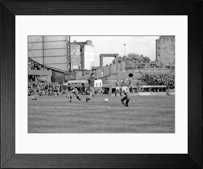 Framed Print : Division 2 football. Chelsea 3 v. Charlton 2. October 1983 LF14-12-079 Framed Print : Division 2 football. Chelsea 3 v. Charlton 2. October 1983 LF14-12-079
