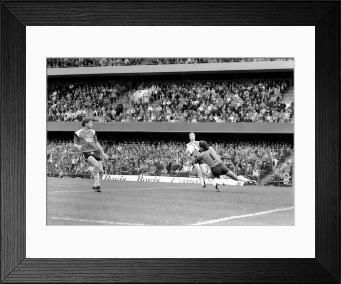 Framed Print : Division 1 football. Chelsea 2 v. Southampton 0 September 1985 LF15-16-023