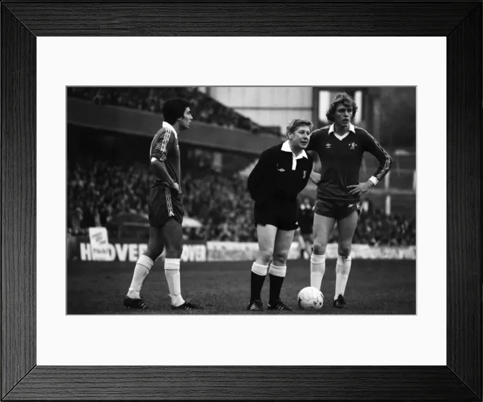 Framed Print : Division 2 football. Chelsea 1 v. Oldham o. November 1980 LF05-11-129
