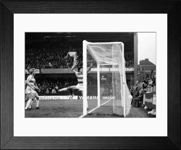 Framed Print : Division 2 football. Chelsea 1 v. Oldham o. November 1980 LF05-11-073 Framed Print : Division 2 football. Chelsea 1 v. Oldham o. November 1980 LF05-11-073