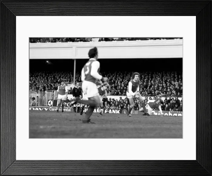 Framed Print : Division 1 football. Arsenal 1 v. Wolves 0. December 1980 LF05-31-016 Framed Print : Division 1 football. Arsenal 1 v. Wolves 0. December 1980 LF05-31-016