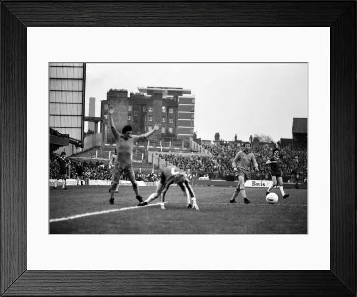 Framed Print : Division 2 football. Chelsea 1 v. Oldham o. November 1980 LF05-11-020