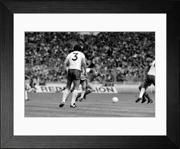 Framed Print : Charity Shield match at Wembley Stadium. Liverpool 1 v Tottenham Hotspur 0 Framed Print : Charity Shield match at Wembley Stadium. Liverpool 1 v Tottenham Hotspur 0