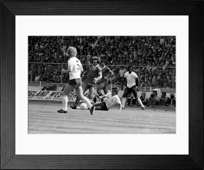 Framed Print : Charity Shield match at Wembley Stadium. Liverpool 1 v Tottenham Hotspur 0 Framed Print : Charity Shield match at Wembley Stadium. Liverpool 1 v Tottenham Hotspur 0