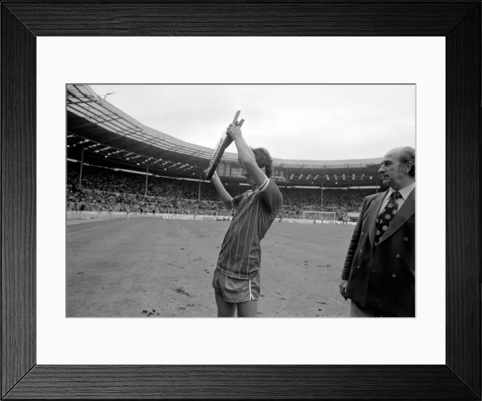 Framed Print : Charity Shield match at Wembley Stadium. Liverpool 1 v Tottenham Hotspur 0 Framed Print : Charity Shield match at Wembley Stadium. Liverpool 1 v Tottenham Hotspur 0