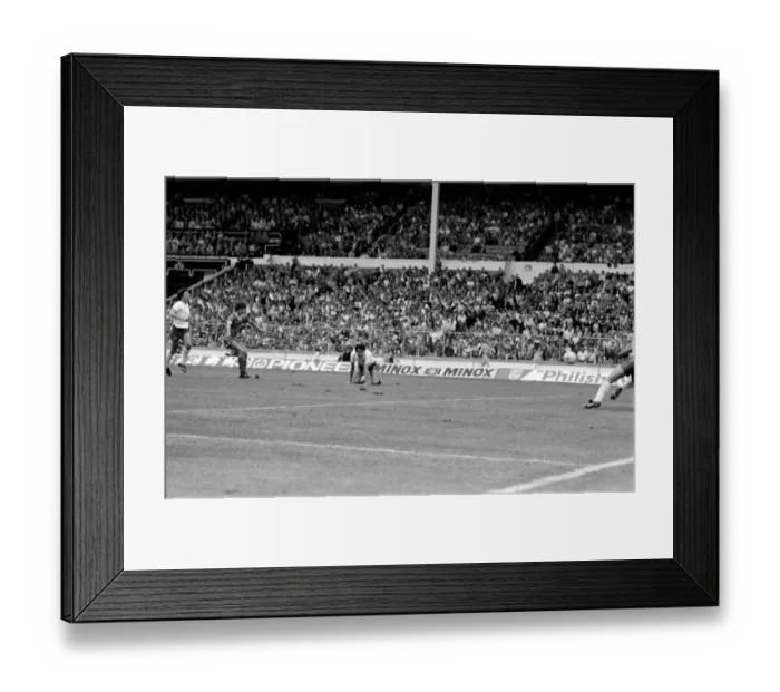Framed Print : Charity Shield match at Wembley Stadium. Liverpool 1 v Tottenham Hotspur 0