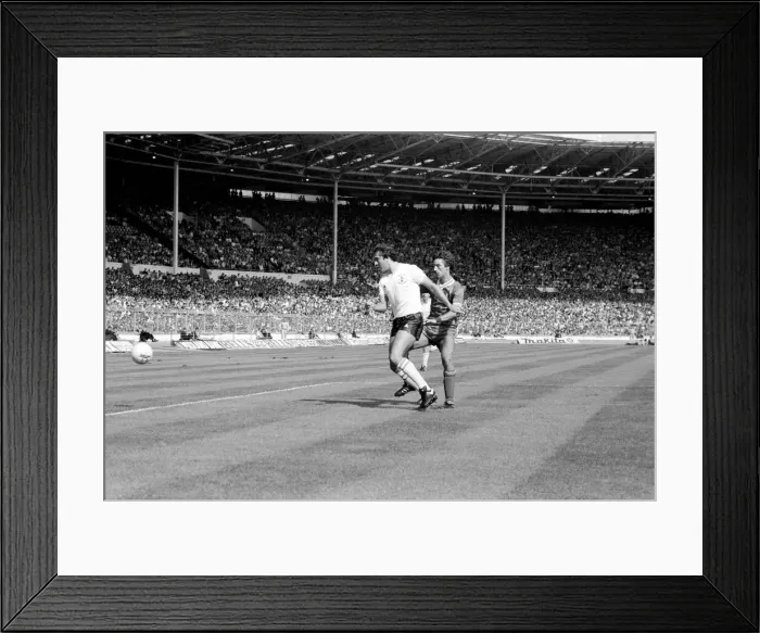 Framed Print : Charity Shield match at Wembley Stadium. Liverpool 1 v Tottenham Hotspur 0