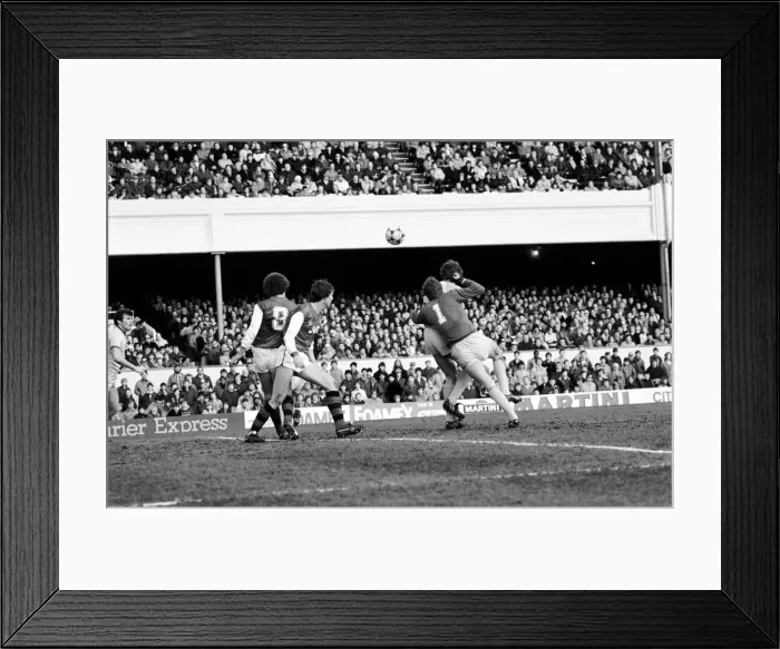 Framed Print : English FA Cup Fourth Round match at Highbury. Arsenal 1 v Leeds United 1 Framed Print : English FA Cup Fourth Round match at Highbury. Arsenal 1 v Leeds United 1