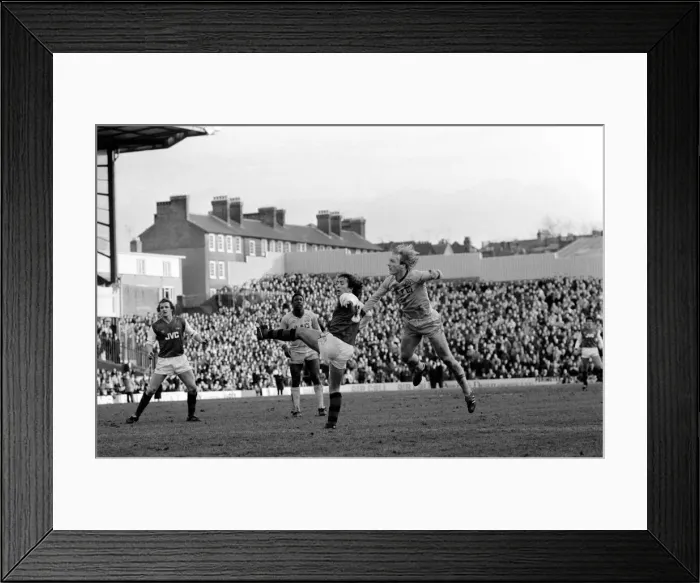 Framed Print : English FA Cup Fourth Round match at Highbury. Arsenal 1 v Leeds United 1