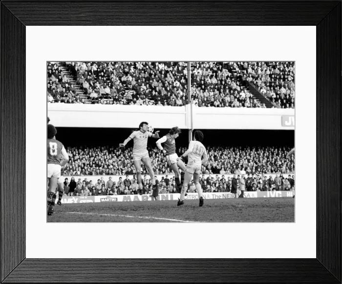 Framed Print : English FA Cup Fourth Round match at Highbury. Arsenal 1 v Leeds United 1