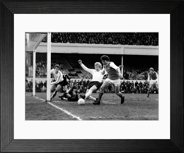 Framed Print : Arsenal 2 v. Bolton Wanderers 0. Division 1 football. February 1980 LF01-29-030 Framed Print : Arsenal 2 v. Bolton Wanderers 0. Division 1 football. February 1980 LF01-29-030