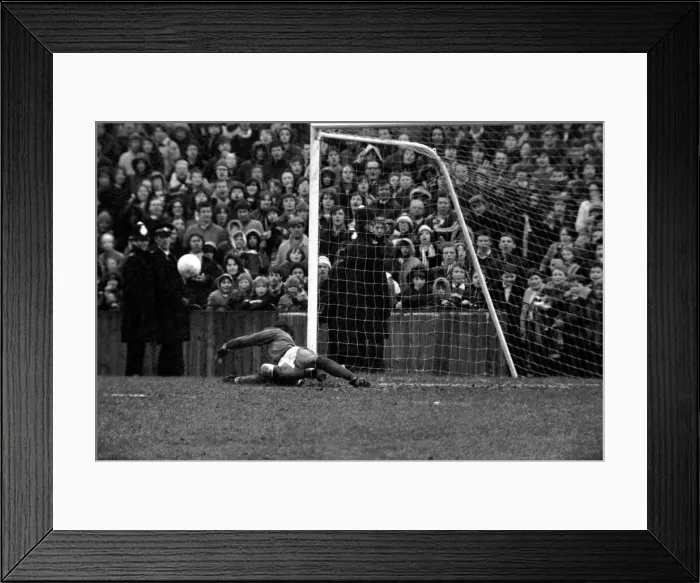 Framed Print : Fulham 1 v. Chelsea 2. Division 2 football. March 1980 LF02-01-052 Framed Print : Fulham 1 v. Chelsea 2. Division 2 football. March 1980 LF02-01-052