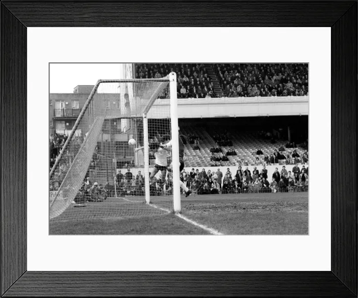 Framed Print : Arsenal 2 v. Bolton Wanderers 0. Division 1 football. February 1980 LF01-29-071 Framed Print : Arsenal 2 v. Bolton Wanderers 0. Division 1 football. February 1980 LF01-29-071