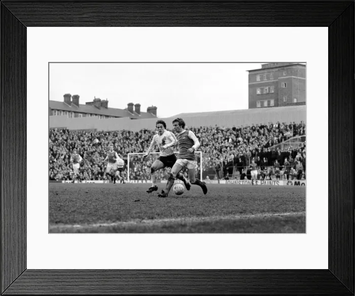 Framed Print : Arsenal 2 v. Bolton Wanderers 0. Division 1 football. February 1980 LF01-29-007 Framed Print : Arsenal 2 v. Bolton Wanderers 0. Division 1 football. February 1980 LF01-29-007