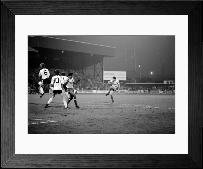 Framed Print : English League Division One match at Vicarage Road. Watford 0 v Manchester United 1 Framed Print : English League Division One match at Vicarage Road. Watford 0 v Manchester United 1