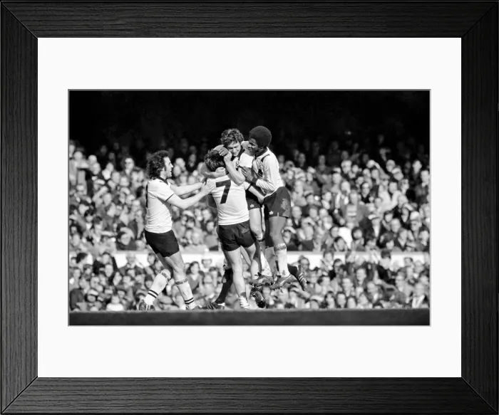 Framed Print : English League Division One match at Highbury. Arsenal 1 v Crystal Palace 1 Framed Print : English League Division One match at Highbury. Arsenal 1 v Crystal Palace 1