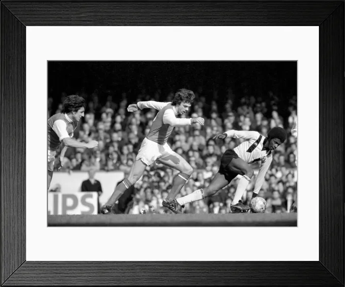 Framed Print : English League Division One match at Highbury. Arsenal 1 v Crystal Palace 1 Framed Print : English League Division One match at Highbury. Arsenal 1 v Crystal Palace 1