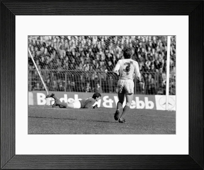 Framed Print : English League Division Two match at Stamford Bridge. Chelsea 1 v Leyton Orient 0 Framed Print : English League Division Two match at Stamford Bridge. Chelsea 1 v Leyton Orient 0
