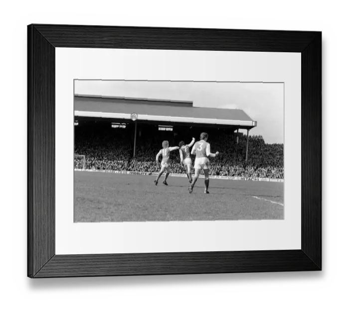 Framed Print : English League Division One match at Highbury. Arsenal 1 v Crystal Palace 1 Framed Print : English League Division One match at Highbury. Arsenal 1 v Crystal Palace 1