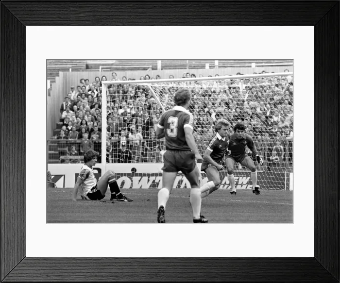 Framed Print : English League Division Two match at Stamford Bridge. Chelsea 1 v Queens Park Rangers 1 Framed Print : English League Division Two match at Stamford Bridge. Chelsea 1 v Queens Park Rangers 1