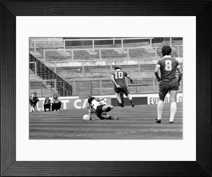 Framed Print : English League Division Two match at Stamford Bridge. Chelsea 1 v Queens Park Rangers 1