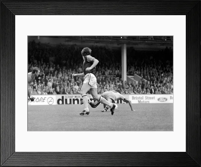Framed Print : English League Division One match at Villa Park. Aston Villa 1 v Coventry City 0 Framed Print : English League Division One match at Villa Park. Aston Villa 1 v Coventry City 0